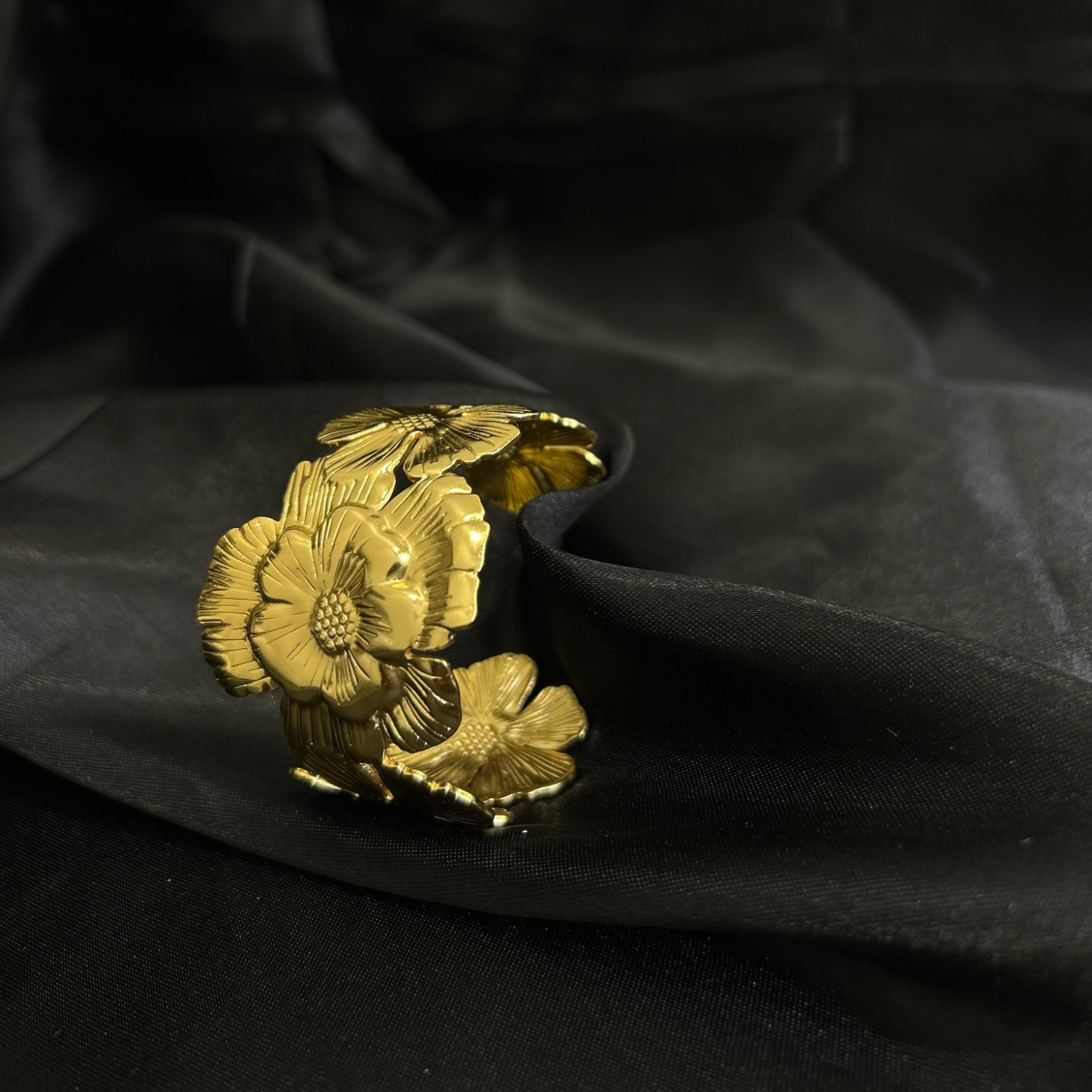 Floral passion hand chunky bracelet