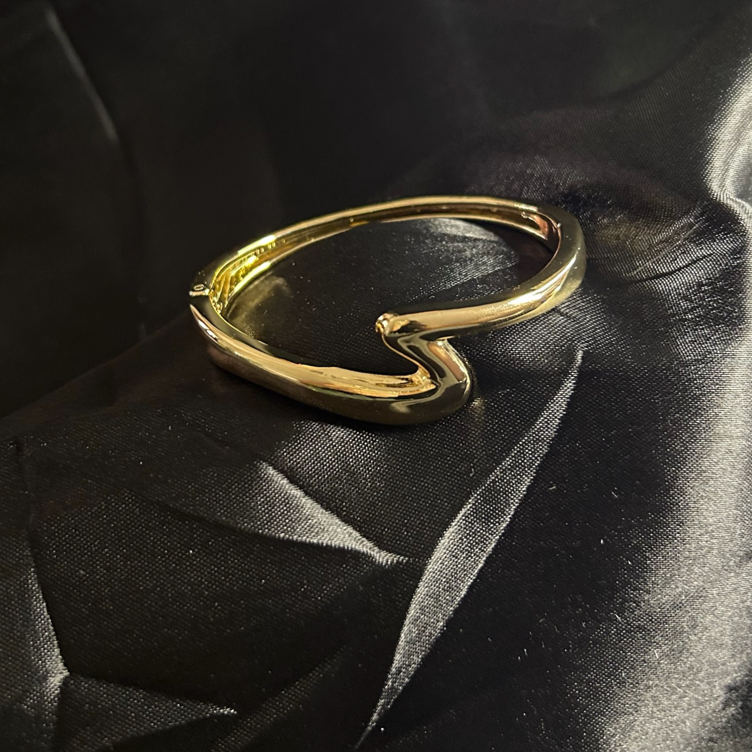 Flash golden bracelet